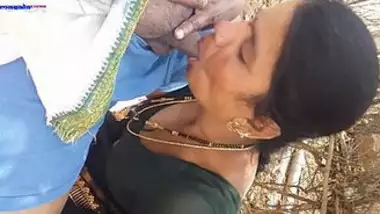 Desi Aunty Oral Sex Forest Picnic Time indian sex video