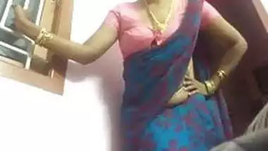 Desi Indian Tamil Aunty Cam Teasing indian sex video