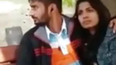 Northindian Girl And Boy Blowjob In Park indian sex video