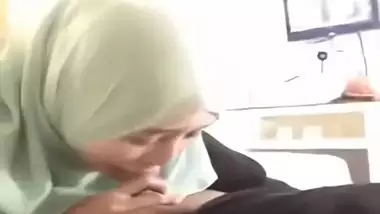 A Hijabi Whore Removes Her Hijab And Bounces On A Dick indian sex video