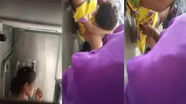 Schooli Larki Ka Bus Me Chodai Video - Bangla Train Sex Video awesome indian porn at Goindian.net