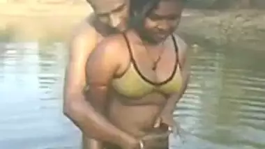 Bath Time Beeg - Village Couple Outdoor Bath In Pond indian sex video