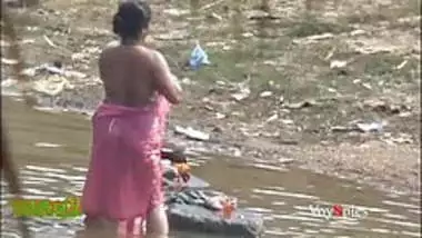 Indian Sex On Pond - Desi Mature Aunty Bathing In Pond Secretly Recorded indian sex video