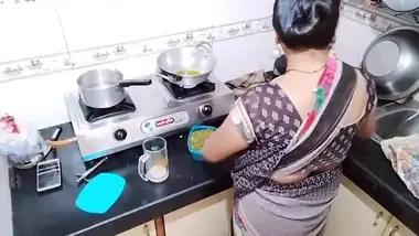 Saroj Ki Chdai Hd - Seema Saroj Bending To Show Boobs indian sex video