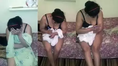 Handigirlssex Com - Slutty Desi Chick Hides Her Face When Xxx Fingering Her Hairy Twat indian  sex video