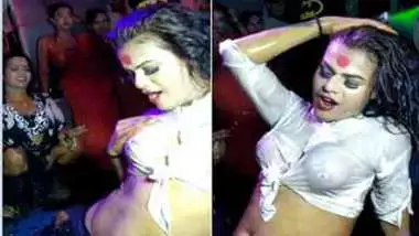 Older Woman Sex Iraj Wap Dowanlod - Girl Hail From India Is Completely Wet So Xxx Boobs Stick Out In Shirt  indian sex video