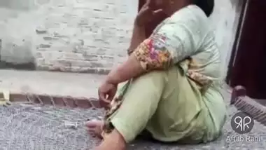 Desi Hot Pakistani Aunty Weed Smoking indian sex video