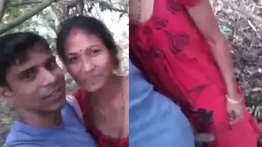 Desi Bhabi And Devar 3gp 3xx Video - Desi Bhabhi Giving Handjob To Devar Outdoors indian sex video