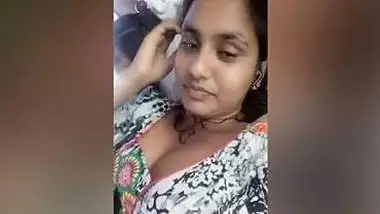 New Porn Videos Desimp4 - Desi Girl Clevage Show While Chatting indian sex video